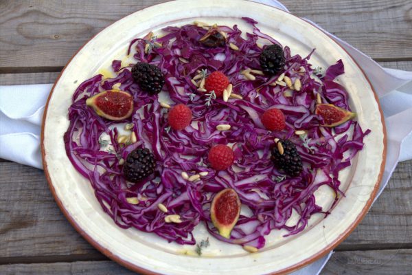 Ensalada de col lombarda con frutos rojos y vinagreta de piñones