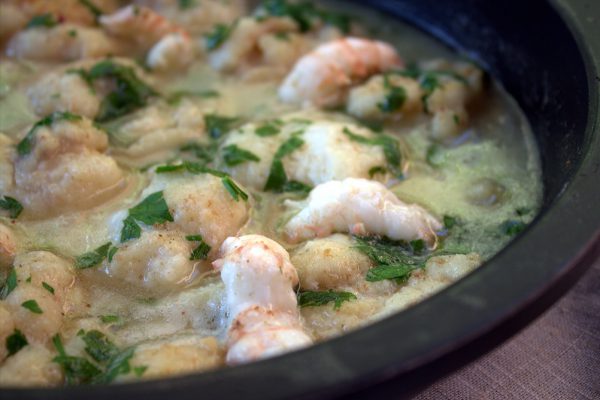 carrilleras de bacalao en salsa verde con colas de cigalas