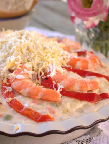 ensaladilla rusa con langostinos y atun