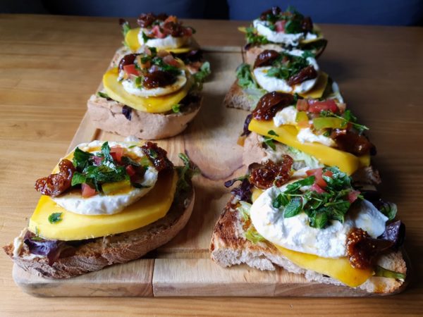 Tostas de burrata y mango