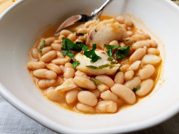 alubias con carrilleras de bacalao